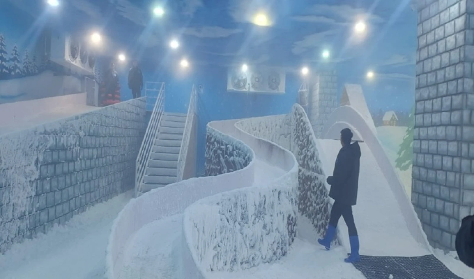 Snow Village Debuts at Spectrum Metro Phase-2, Bringing a Winter Escape to Noida