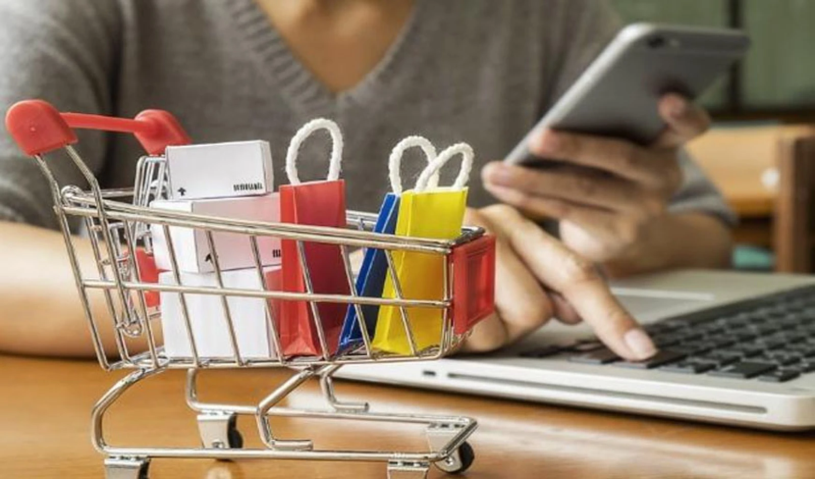 Mobiles & Electronics Continue to Lead Festive E-Commerce Sales: Study image