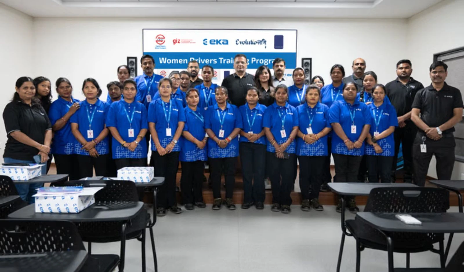 महिलाओं को इलेक्ट्रिक बस चलाने की ट्रेनिंग दी गई